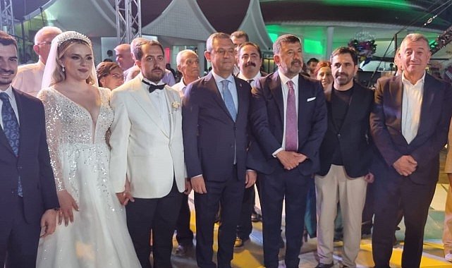 Güzelbahçe Belediye Başkanı Mustafa Günay, CHP Genel Başkanı Özgür Özel'inde katıldığı Melisa Yavaşoğlu ve Gaffar Çiçek'in düğün töreninde nikah şahitliği yaptı