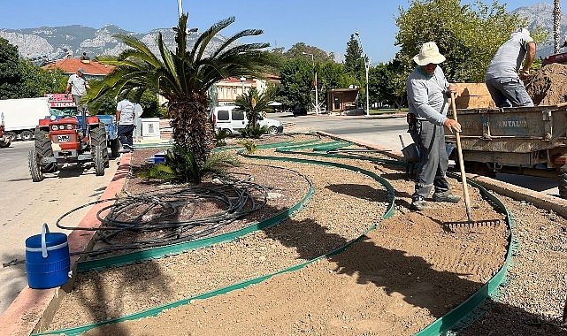 Kemer'de kavşak ve refüjlerde bakım çalışması