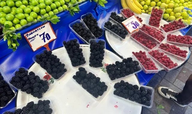 Ahududu ve böğürtlen tezgahlarda