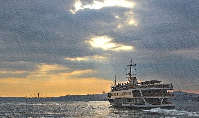 AKOM, İstanbul'da aralıklarla başlayan yağışların ilerleyen saatlerde şiddetini arttırarak il geneline yayılacağını açıkladı