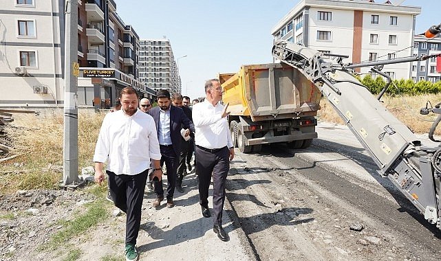 Beylikdüzü'nde ilçenin altyapısını güçlendirmek ve yolların kalitesini artırmak amacıyla başlatılan asfaltlama çalışmaları tüm hızıyla devam ediyor