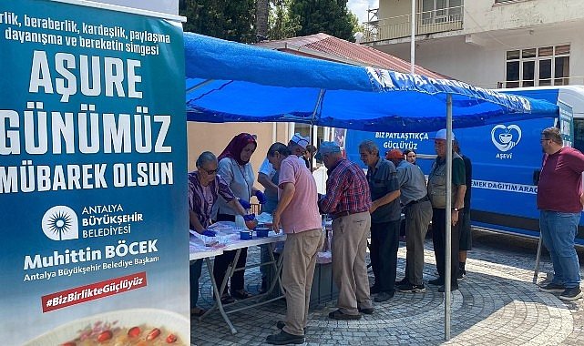 Büyükşehir Belediyesi'nin aşure ikramları sürüyor