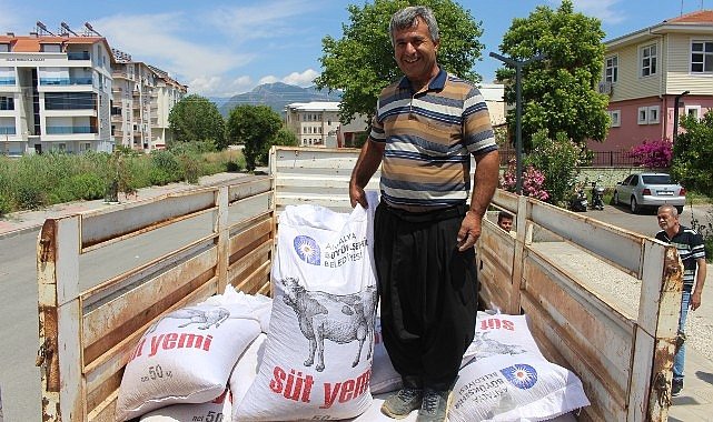 Büyükşehir'den Gazipaşa ve Elmalılı üreticilere yem desteği