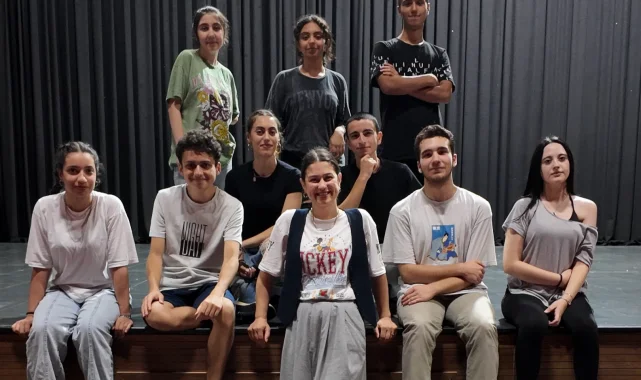 Çayırovalı gençler kendilerini tiyatro ile geliştiriyor