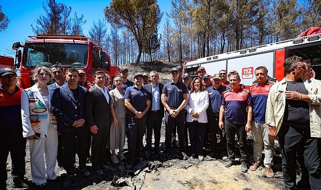 CHP Genel Başkanı Özgür Özel Selçuk'ta yanan ormanlık alanı inceledi