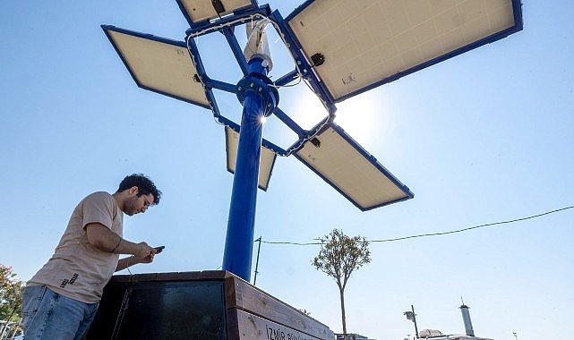 İzmir'de güneş ağaçları ile şarj dönemi başladı