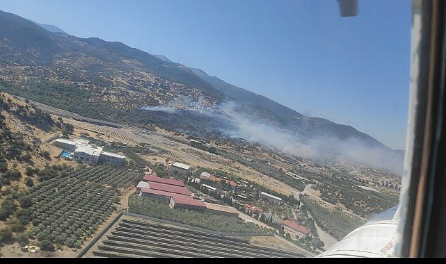 İzmir'in Menemen ilçesindeki yangına müdahale sürüyor