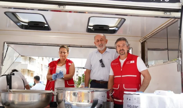 Bayraklı Kızılay Şubesi aşure etkinliği düzenledi