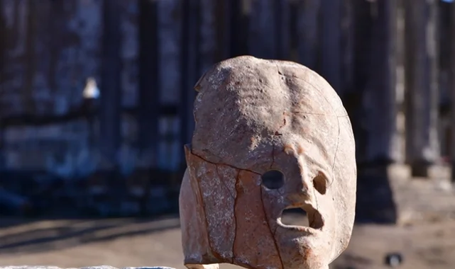 Aizanoi'de 2 bin yıllık mask bulundu