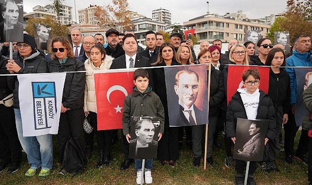 Kadıköy'de 9'u 5 Geçe Ata'ya Saygı Zinciri