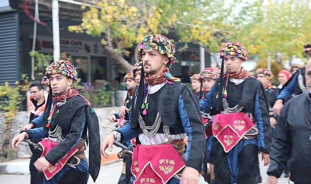 Seferihisar'da zeytinin hasat zamanını kutlamak için Orhanlı Köyü'nde festival düzenlendi.