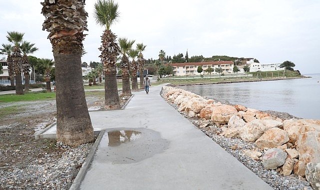 Didim Belediyesi Fen İşleri Müdürlüğü ekiplerince Sedef Koy'da bulunan yürüyüş yolu yenilendi.