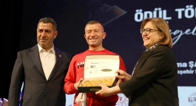 Gazi Yarı Maraton'da dereceye girenler ödüllendirildi