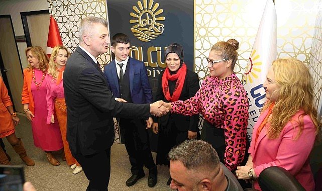 Gölcük Belediye Başkanı Ali Yıldırım Sezer, 3 Aralık Dünya Engelliler Günü kapsamında, başkanlık görevini özel birey Anıl Ege Aydın'a devretti.