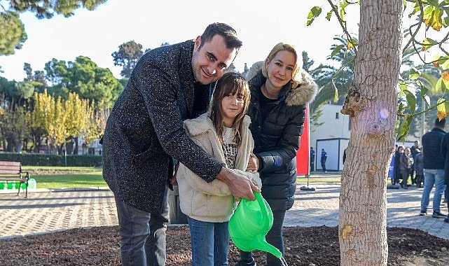 Başkan Tugay, yeni yılın ilk gününde Kültürpark'ta ağaç dikti Kültürpark'ın yeşil dokusu zenginleşiyor
