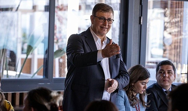 Başkan Tugay Çeşme'de gençlerle buluştu “Kestikleri 3 milyar lira 3 Karşıyaka Stadı demek