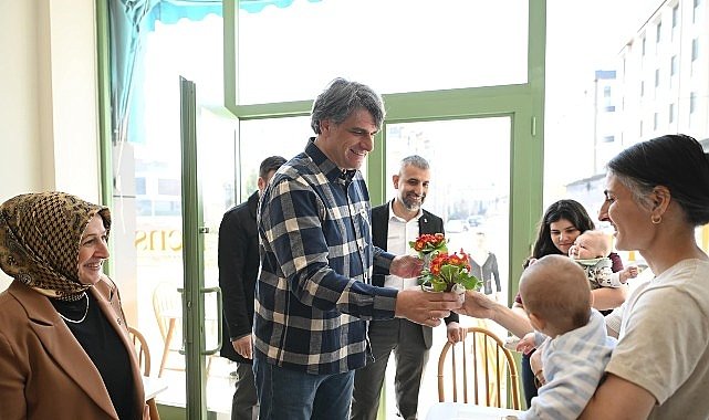 Başkan Kocaman çiçek dağıttı