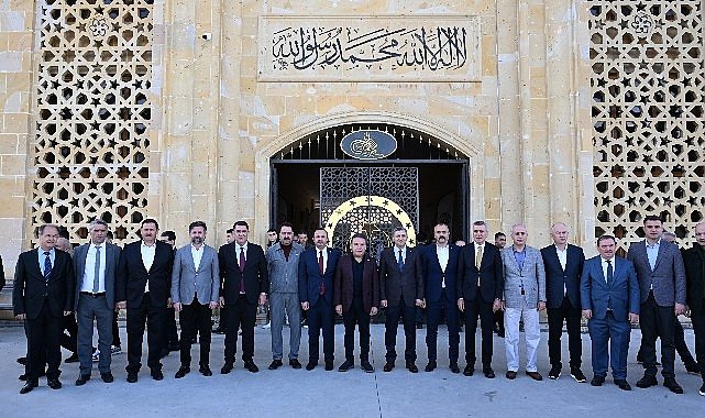 Başkan Muhittin Böcek vatandaşlarla bayramlaştı
