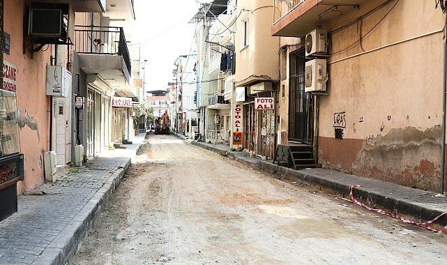 Bayraklı'da yol yenileme seferberliği