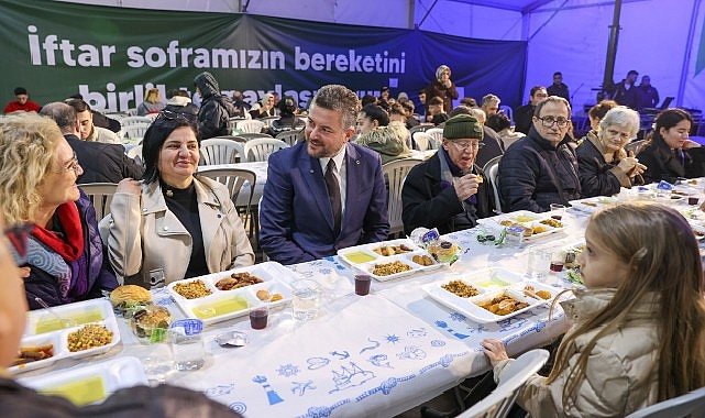 Buca Belediyesi'nin iftar çadırına yoğun ilgi