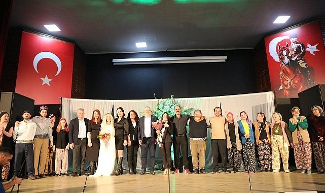 Edremit'te sarıkız efsanesi müzikli tiyatro ile sahnelendi