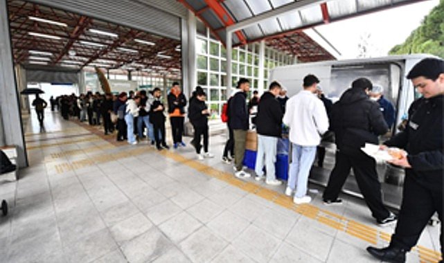 İzmir'de öğrencilerin yanında Büyükşehir var