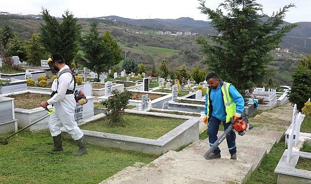 Kocaeli'de mezarlıklar bayrama hazır