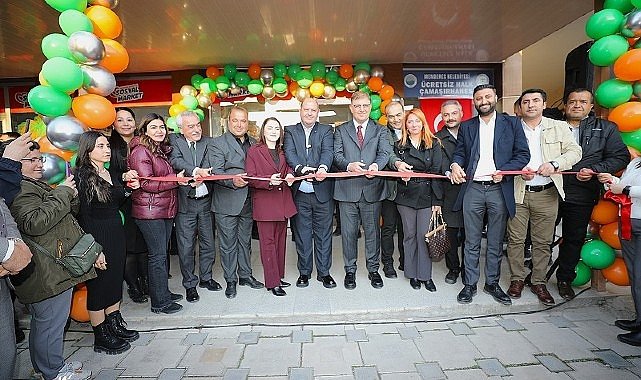 Menderes'te Sosyal Market ve Ücretsiz Çamaşırhane Kapılarını Açtı
