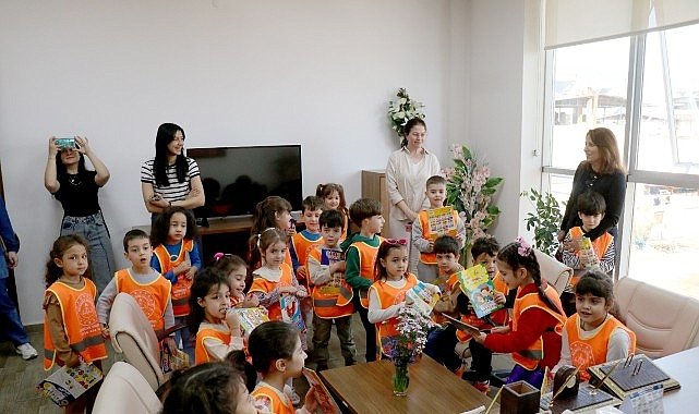 Minik Öğrencilerden Başkan Özel'e Ziyaret
