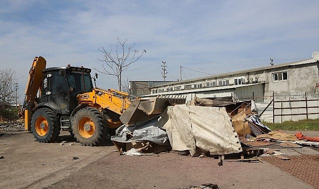 Nilüfer'de görüntü kirliliğine neden olan çadırlar kaldırıldı