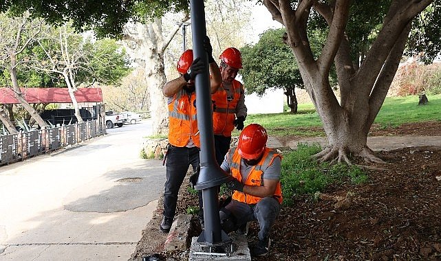 Büyükşehir Atatürk Parkı'nın ışıklandırmalarını yeniledi