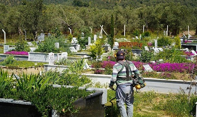 Edremit'teki kabristanlıklarda temizlik ve bakım çalışması yapılıyor