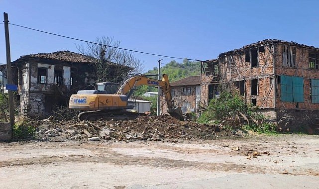 Gölcük'te Riskli Yapılar Birer Birer Yıkılıyor