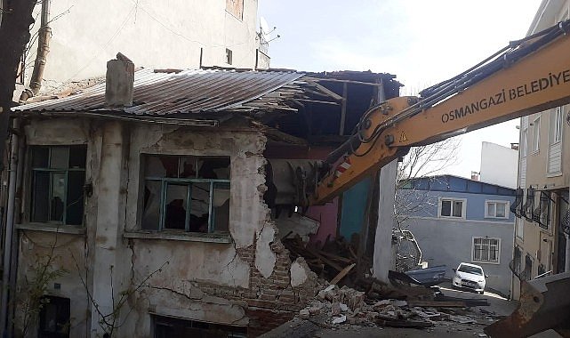 Osmangazi'de metruk binalar yıkılıyor