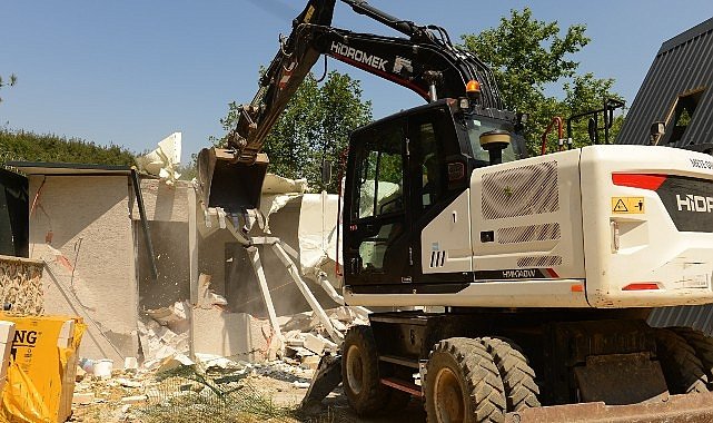 Hasanağa'da kaçak villalar yıkıldı