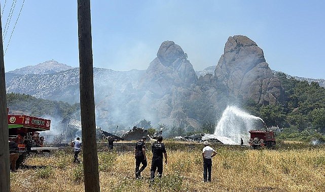 Kemer'de çalılık alanda yangın