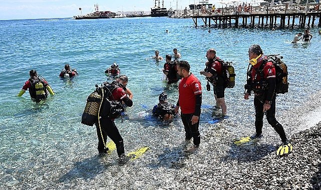 Kemer'de deniz dibi ve sahil temizliği etkinliği