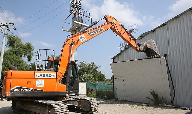 Nilüfer'de kaçak iş yeri yıkıldı