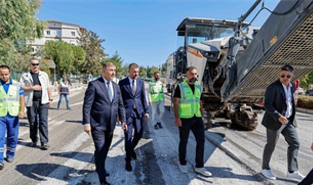 İzmir'in yollarında gece gündüz asfalt çalışması