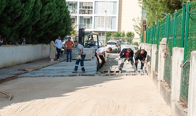 Karşıyaka'da okul çevrelerinde yol bakım çalışması