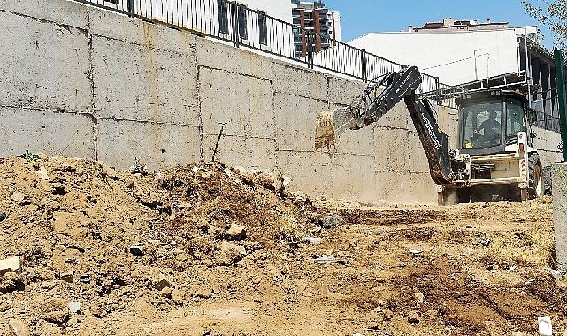 Karşıyaka'da yol bakım çalışmaları hız kesmiyor