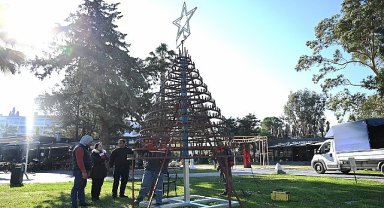 Kemer Belediyesi'nden cam atıklarından yılbaşı ağacı