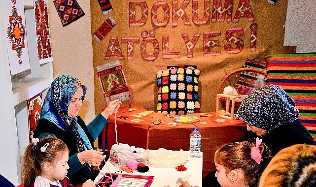 Bornova'da minik eller tezgâh başında