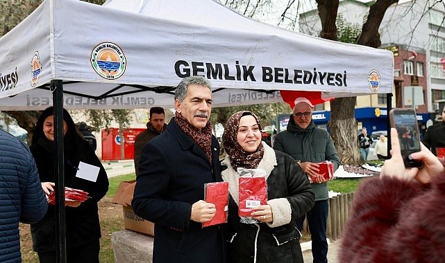 Gemlik Belediyesi'nden Türk Bayrağı Dağıtımı