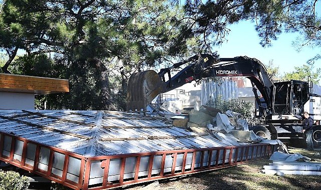 Kemer'de kaçak yapıların yıkımı sürüyor