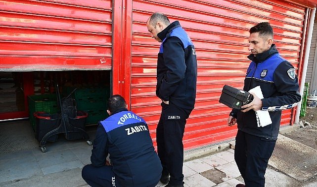 Torbalı Zabıtası'ndan halk sağlığını tehdit eden marketlere mühür