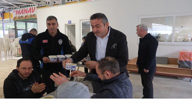 Başkan Topaloğlu'ndan pazar esnafına çorba ikramı