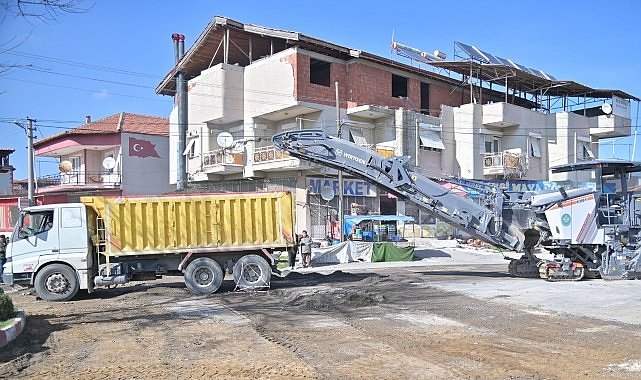 Büyükşehir'den Kula'da Ulaşım Konforu için 8 Bin Tonluk Asfalt Çalışması