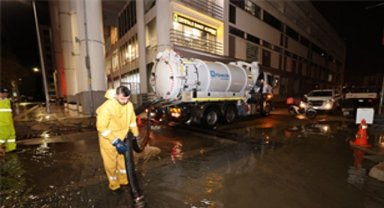 Deniz seviyesi 85 santimetreye yükseldi, Büyükşehir ekipleri sahada