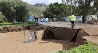 İzmir Büyükşehir Belediyesi'nin yağış seferberliği sürüyor